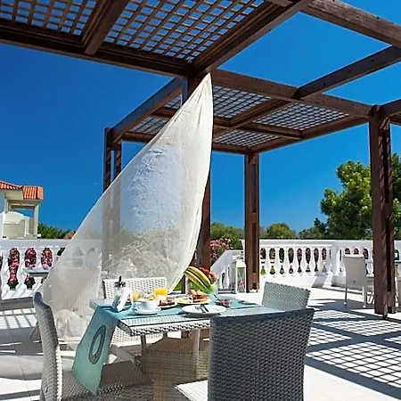 Kalamaki Hotel, Island